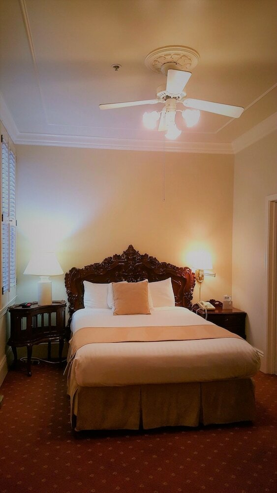 Фото The Monterey Hotel