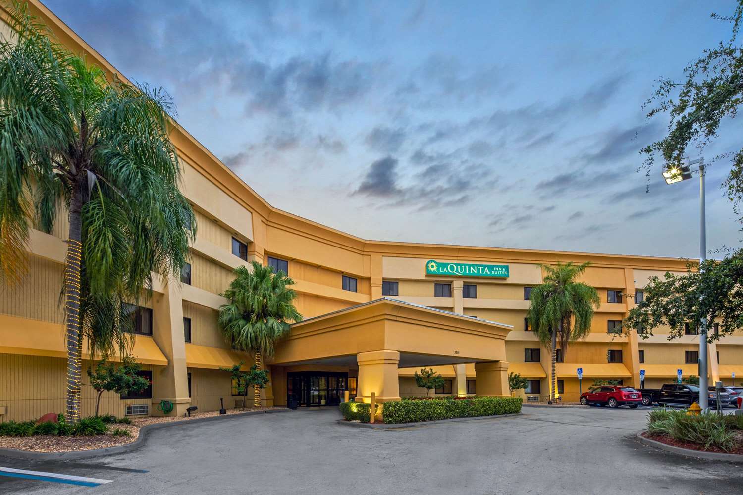 Фото La Quinta Inn & Suites by Wyndham Miami Airport East