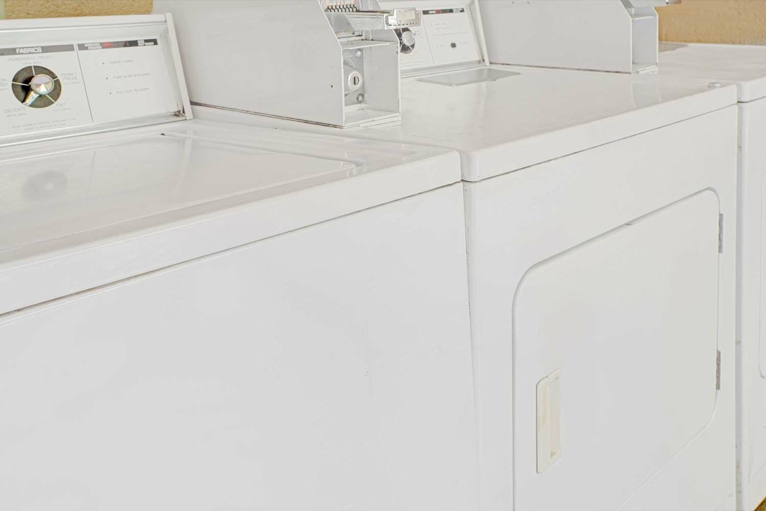 Фото Days Inn by Wyndham Alexandria South