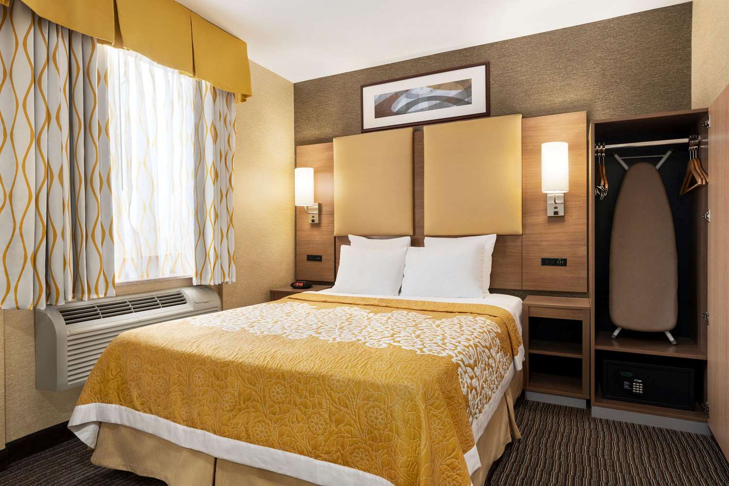 Фото Days Inn by Wyndham Brooklyn