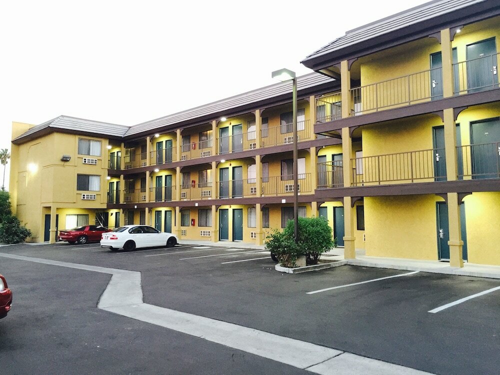 Фото Simply Home Inn & Suites