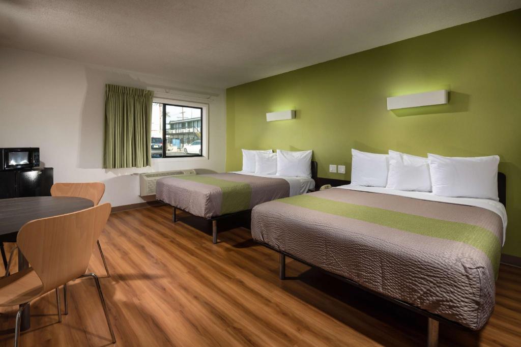 Фото Motel 6 Canoga Park, Ca