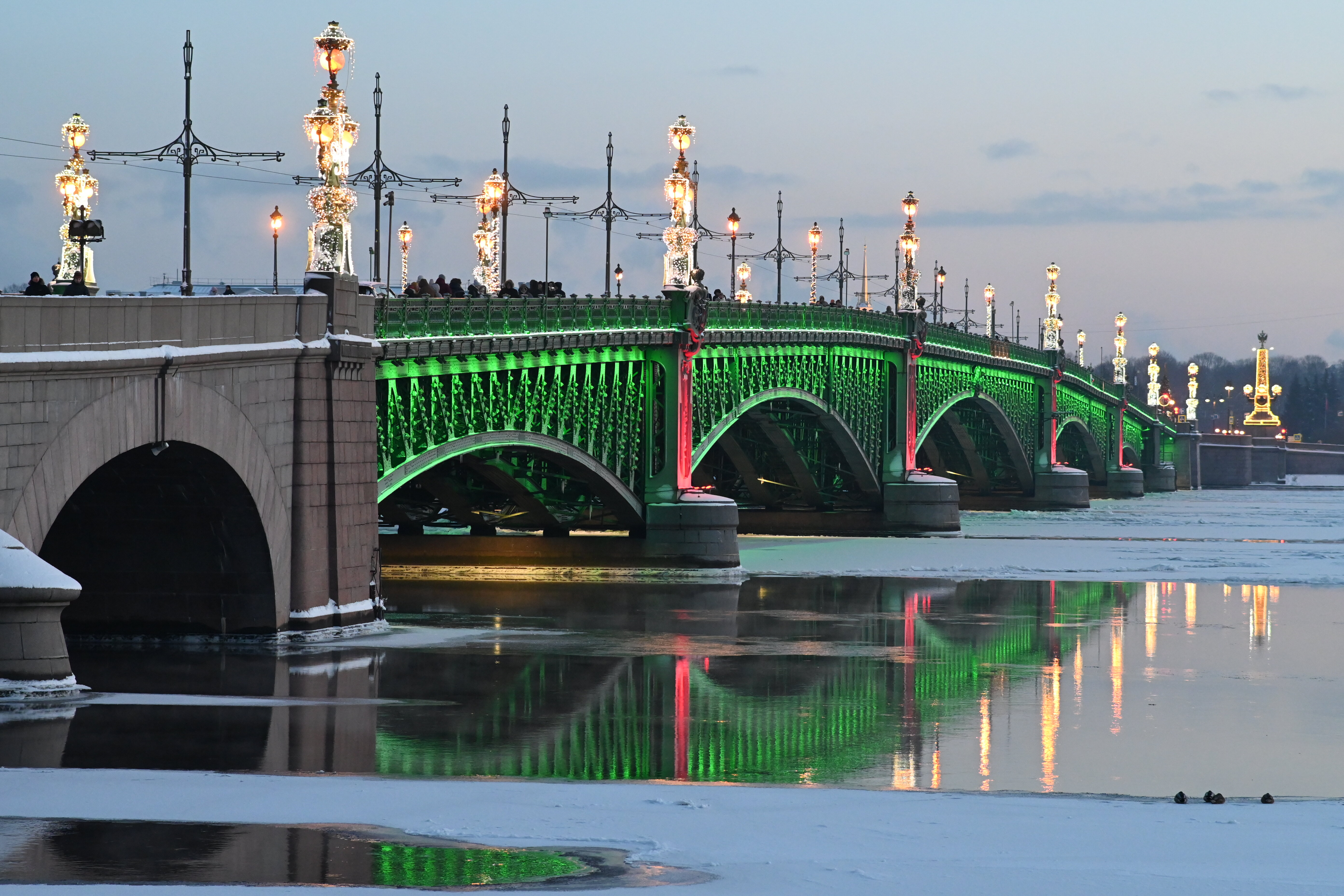 Утренние крики с моста стали стихийным флешмобом в Петербурге