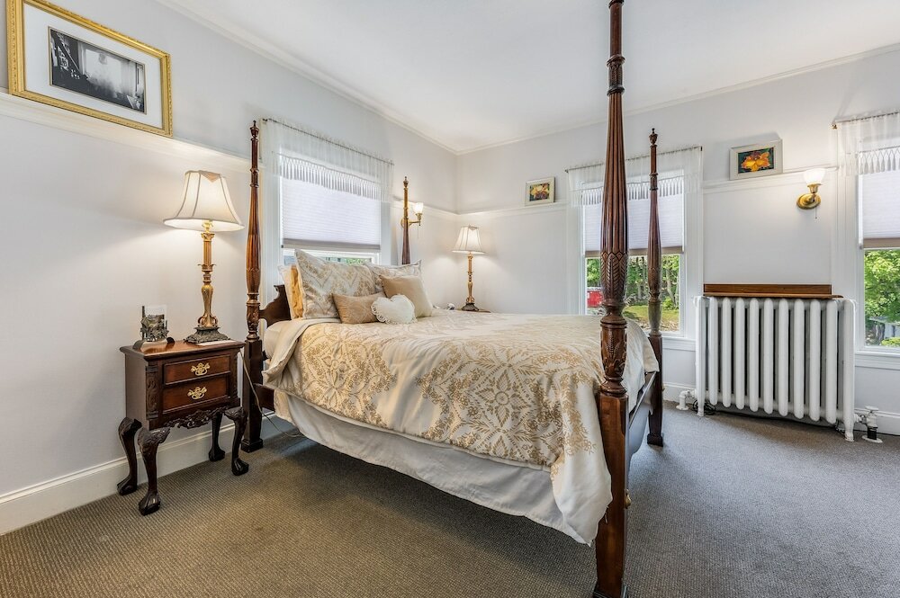 Фото Castle Manor Inn