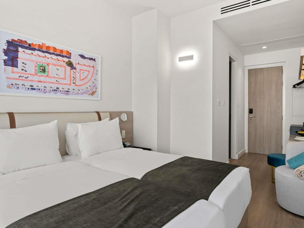 Фото Mercure Larnaca Finikoudes Beach