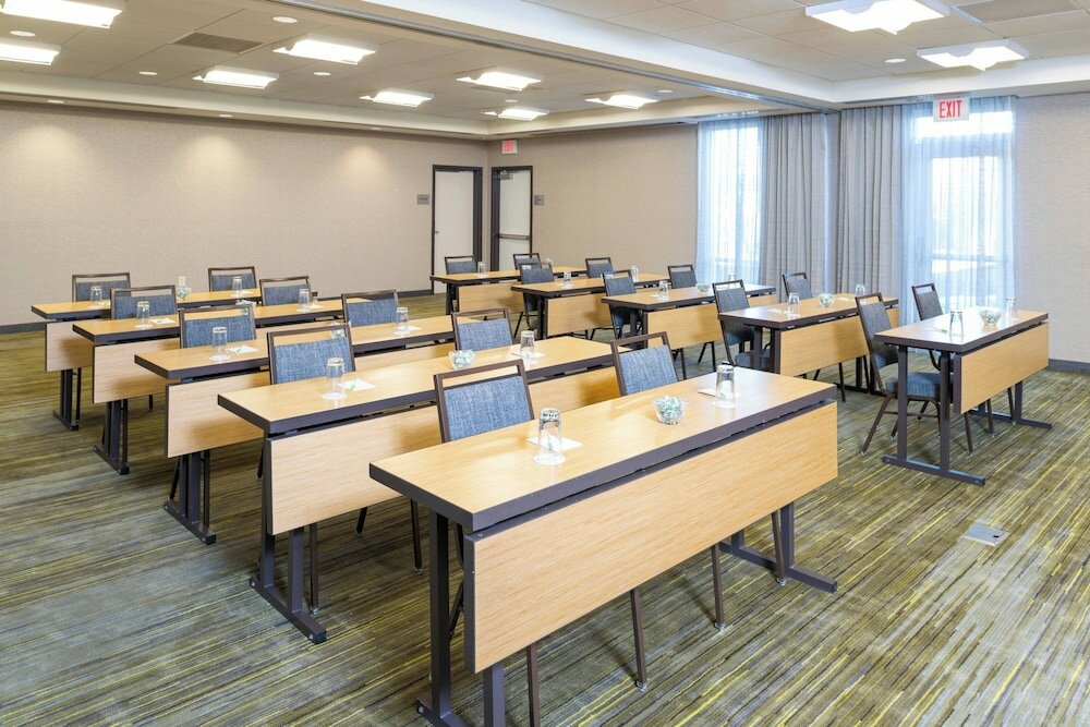 Фото Courtyard Milwaukee Airport