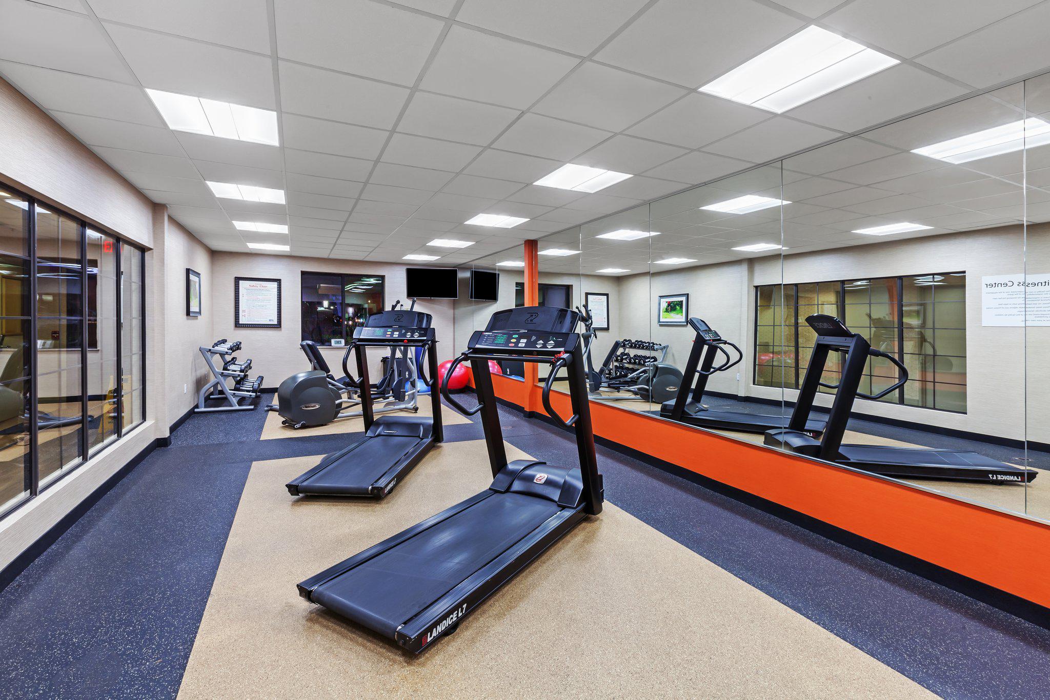 Фото Holiday Inn Express Hotels & Suites East Houston, an Ihg Hotel
