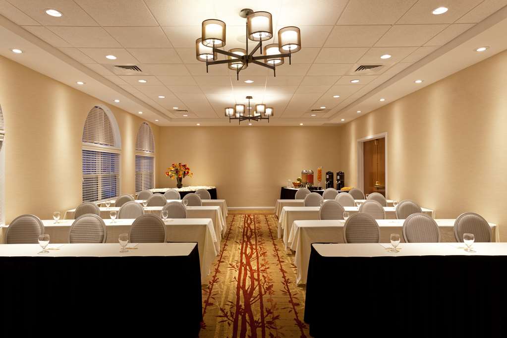 Фото Doubletree by Hilton Cape Cod - Hyannis
