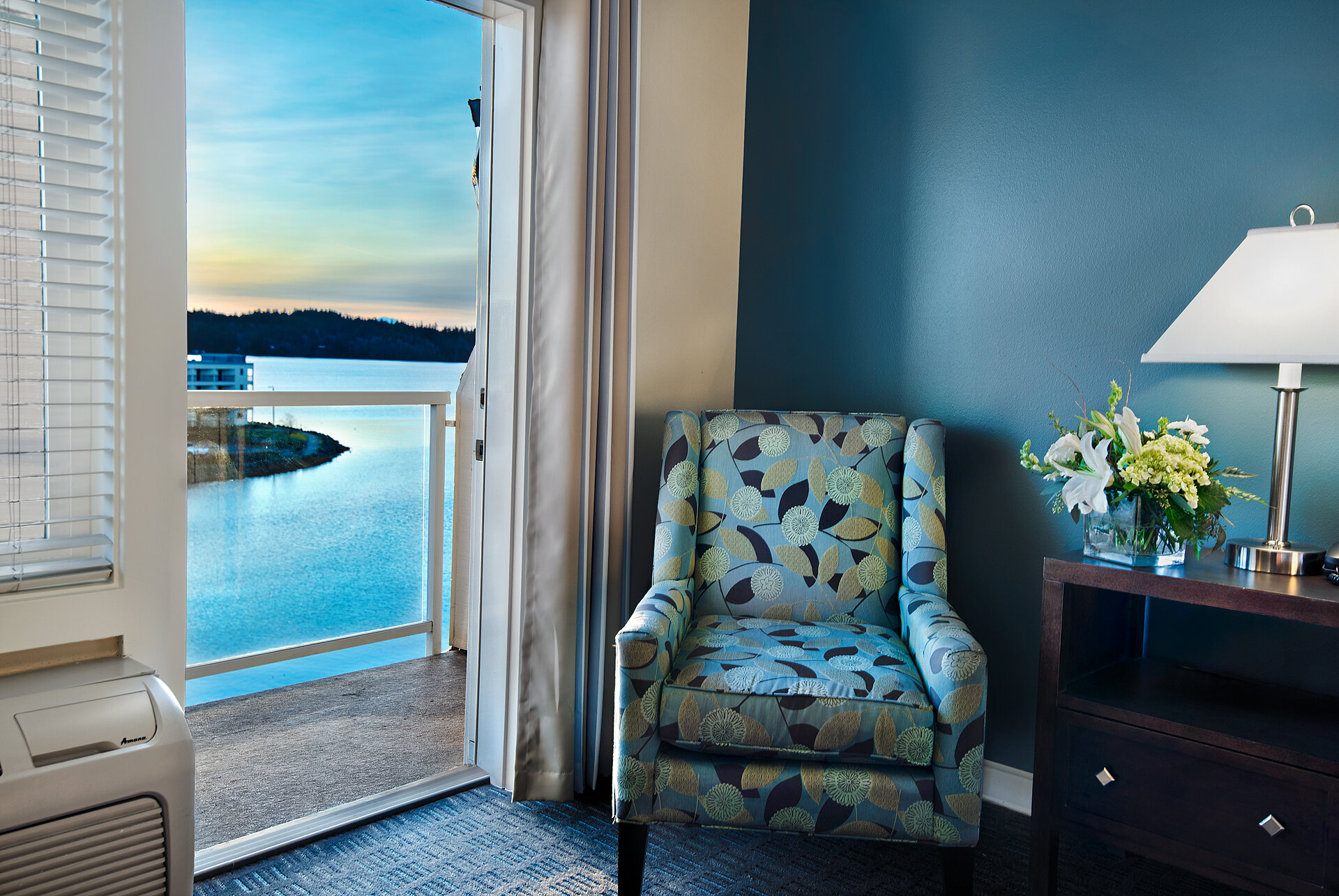 Фото Oxford Suites Silverdale