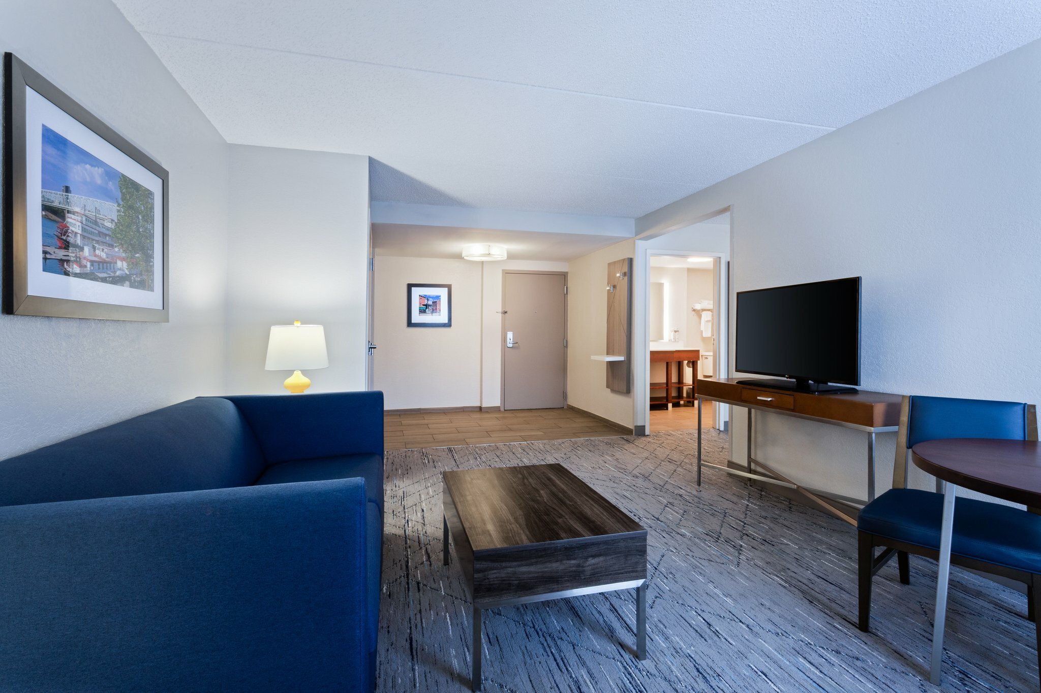Фото Holiday Inn Express & Suites Cincinnati Riverfront, an Ihg Hotel