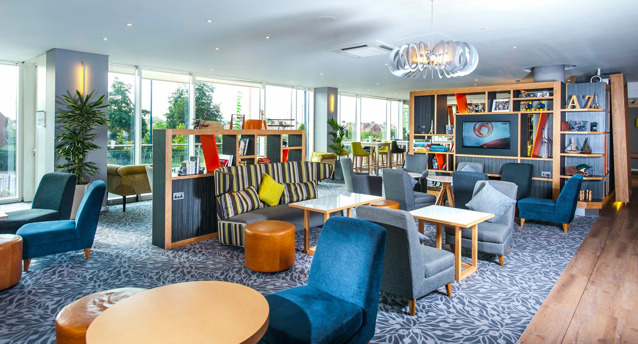 Фото Holiday Inn London - West, an Ihg Hotel