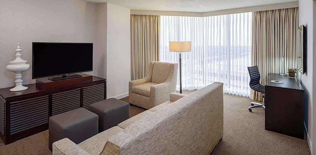Фото DoubleTree by Hilton Hotel Houston - Greenway Plaza