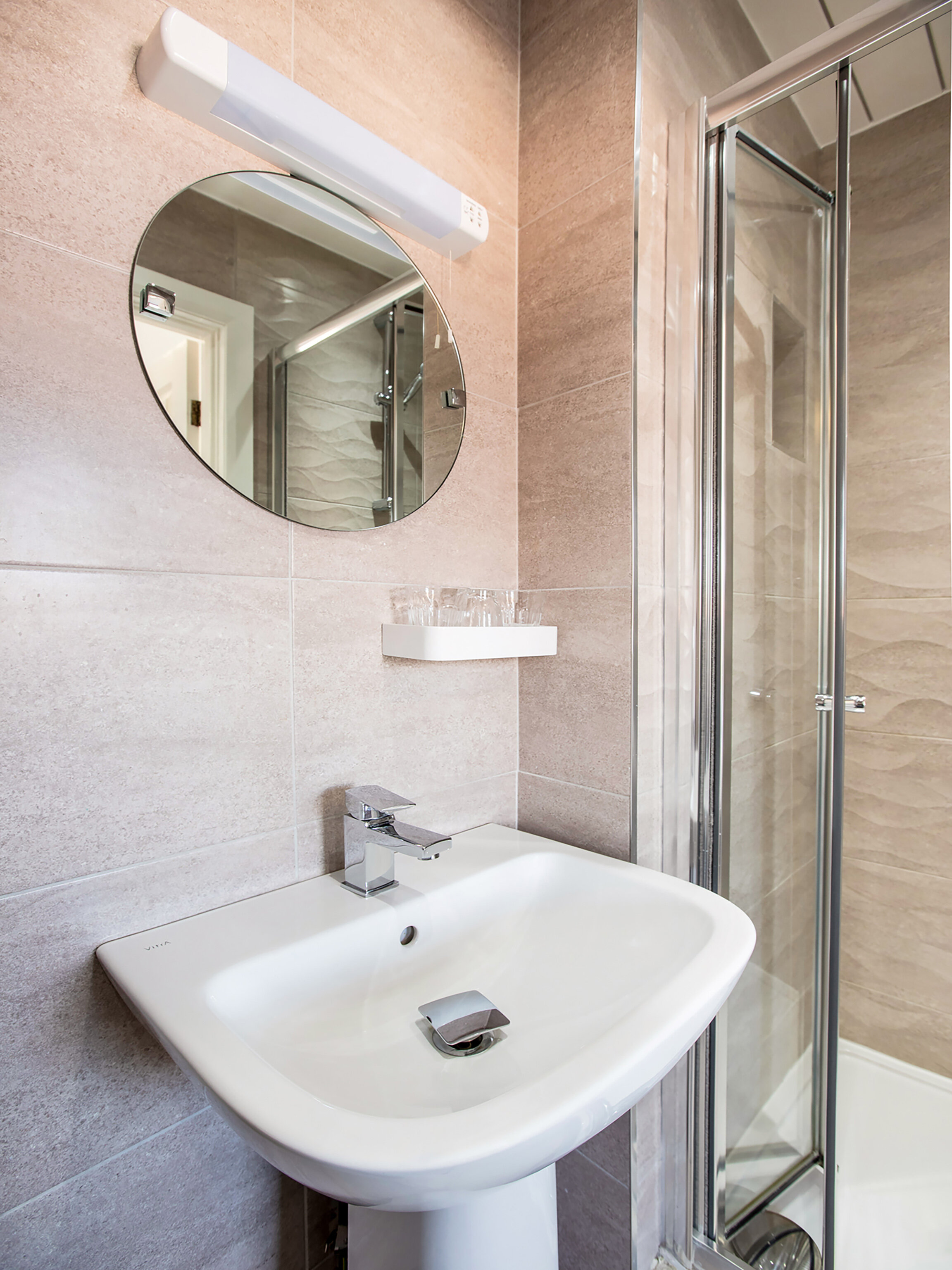 Фото Oyo Dene Hotel