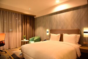 Гостиница Holiday Inn Express Lhasa Potala Square