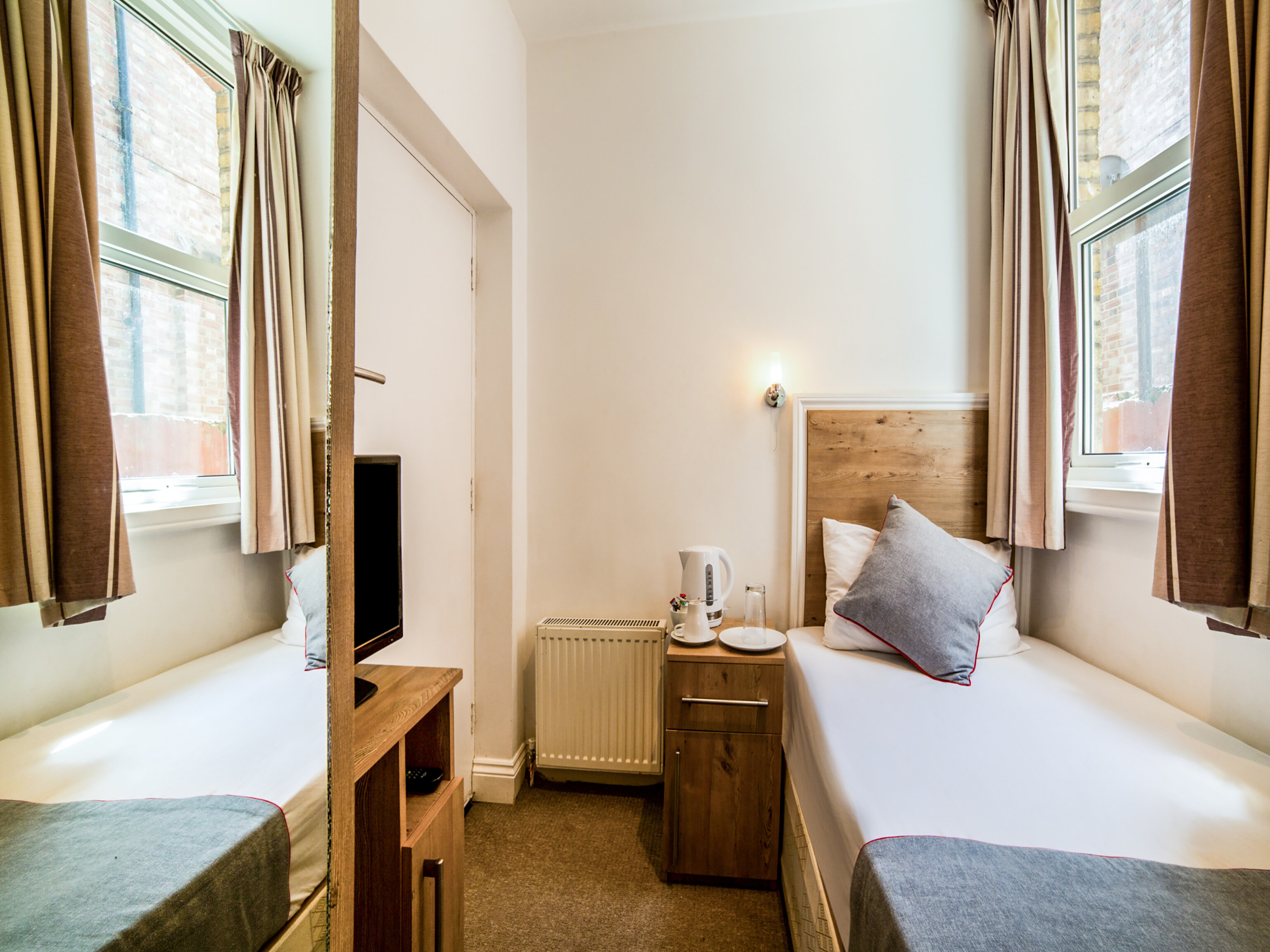 Фото Oyo TamTam Acton Hotel