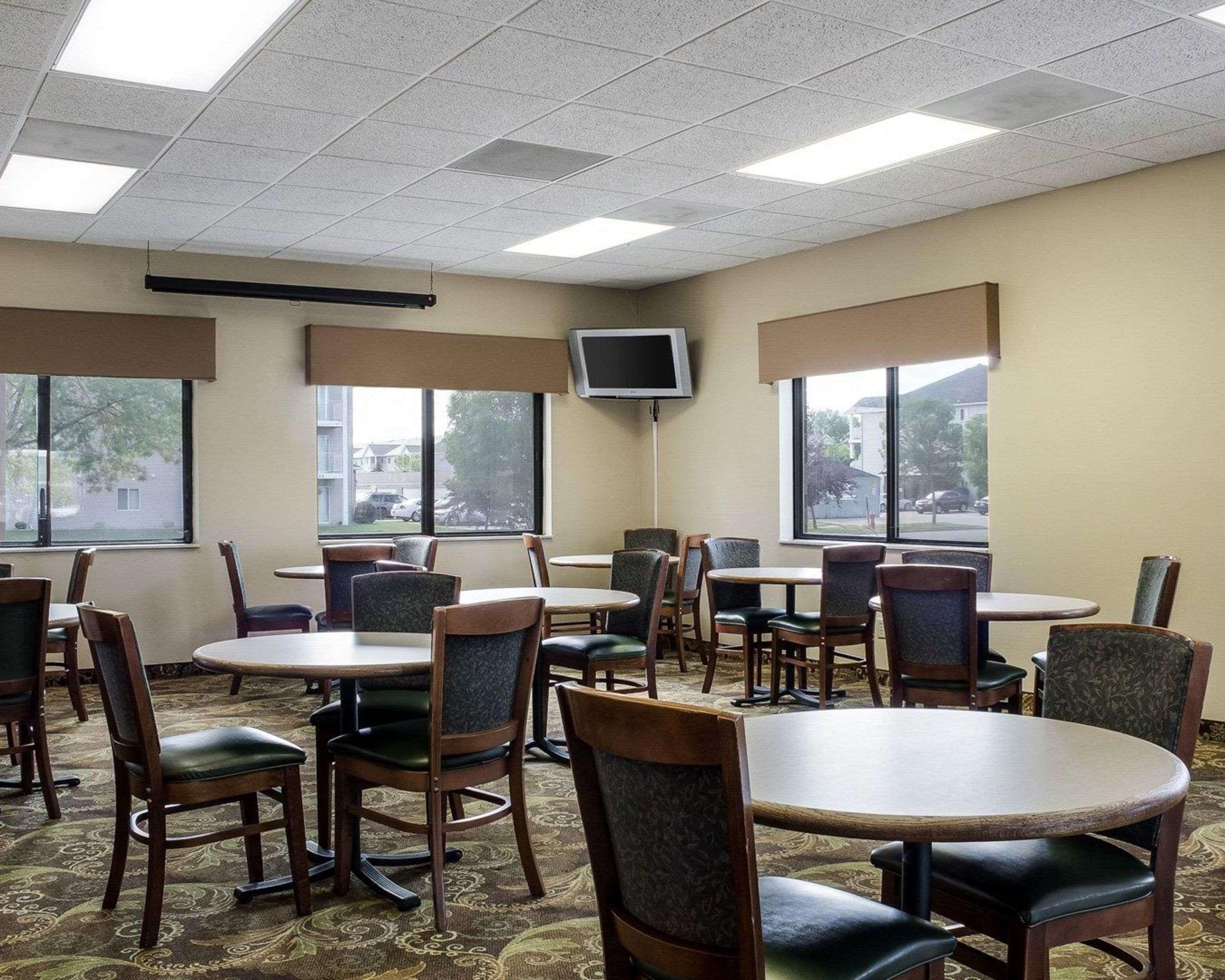 Фото Quality Suites Near West Acres