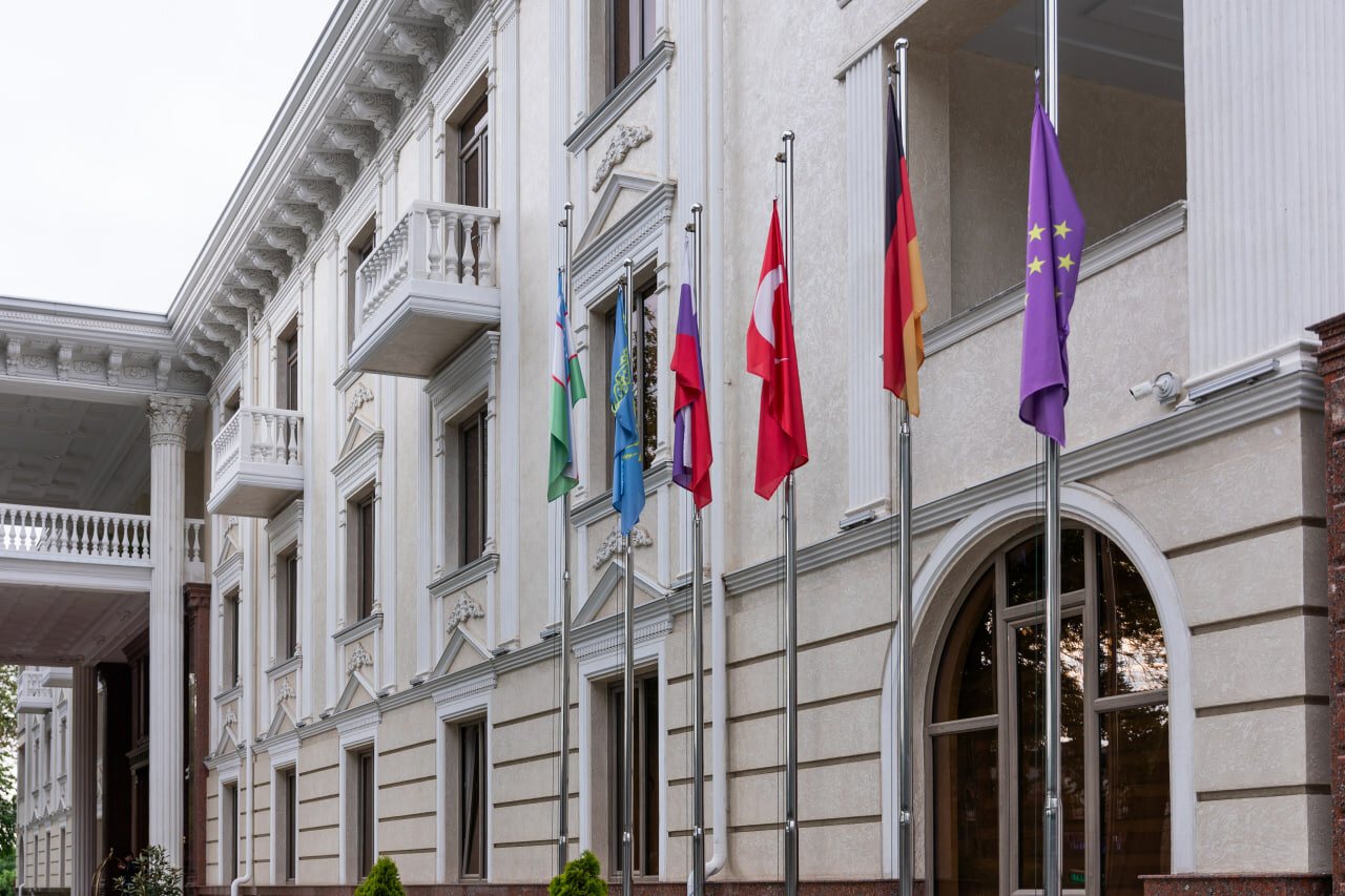 Фото Zarafshon Parkside Hotel