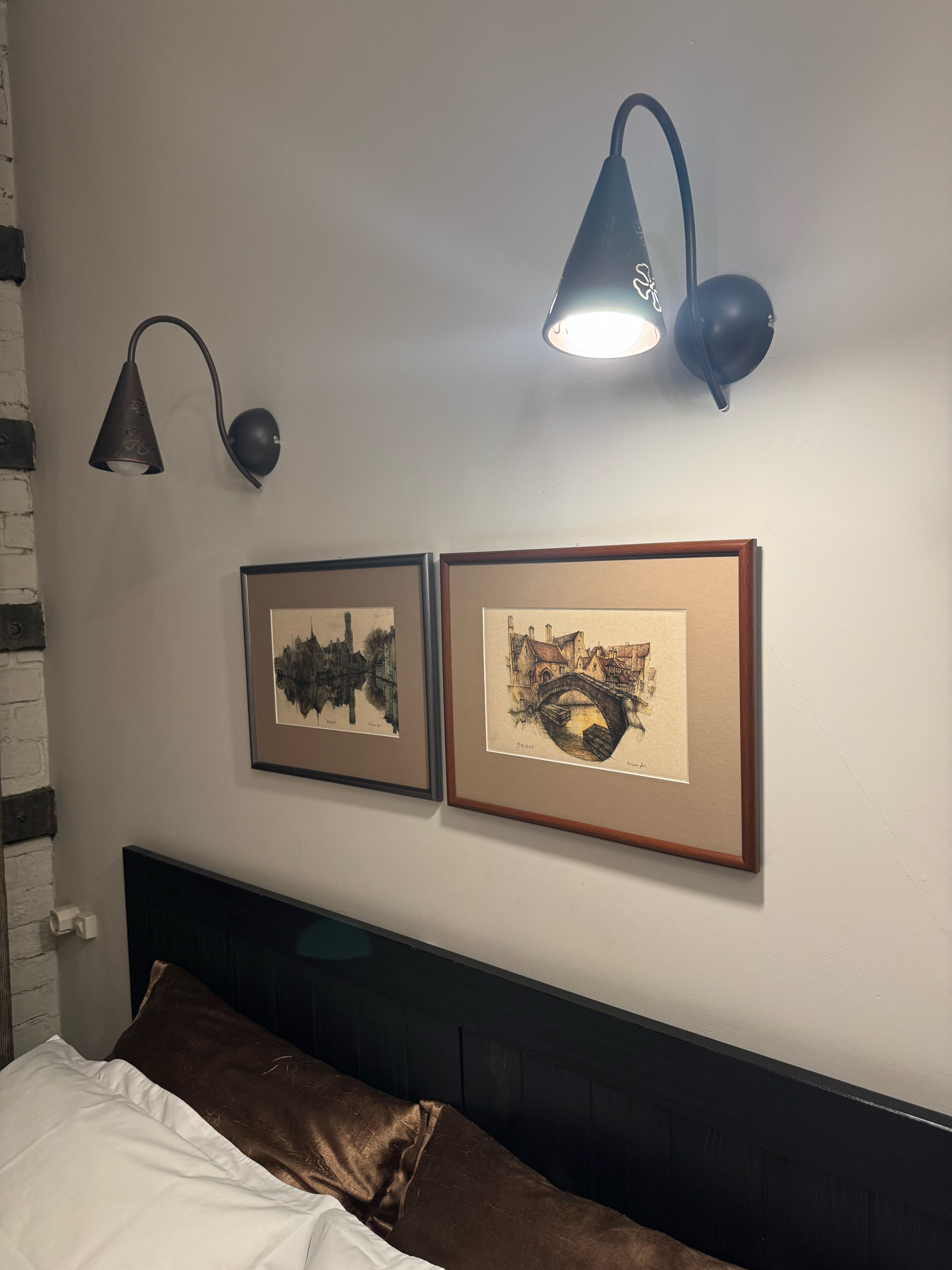 Фото Brick Walls Hotel