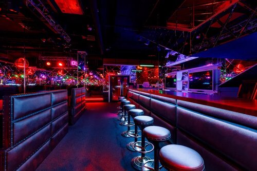 Жас ана мен ұлы DVD-ден порно көреді.