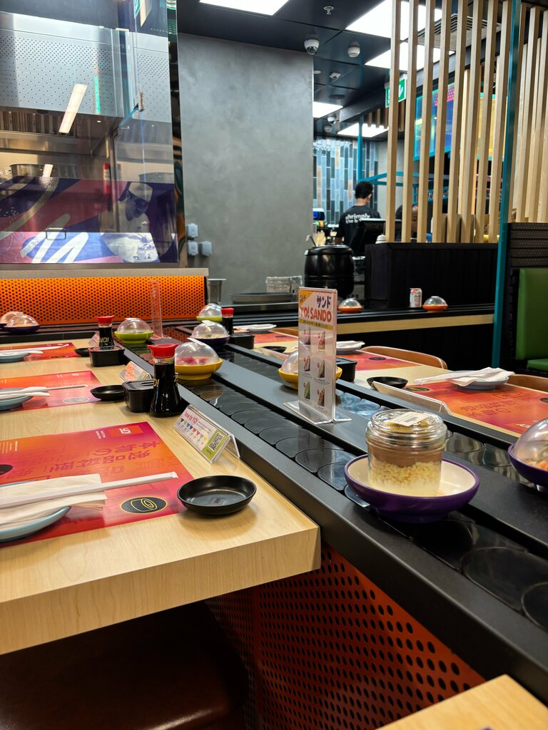 Sushi bar Yo! Sushi, Dubai, photo