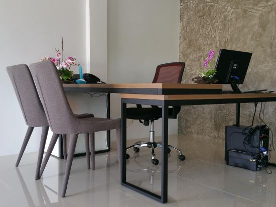 Фото Phuket Airport Place