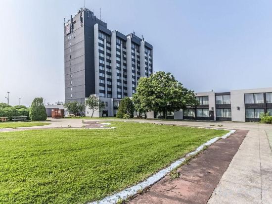 Фото Travelodge by Wyndham Hotel & Convention Centre Quebec City