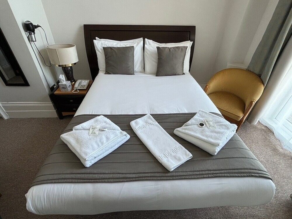 Фото The Cumberland Hotel