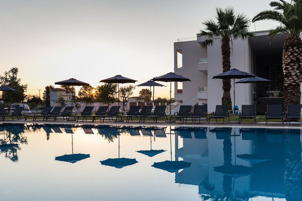 Фото Mythic Summer Hotel