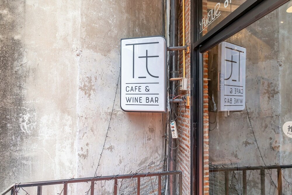 Фото Thonglor Travellers Hostel & Cafe