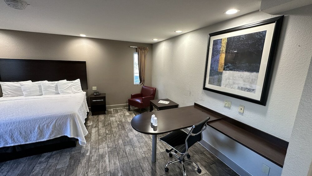 Фото Red Roof Inn Hayward