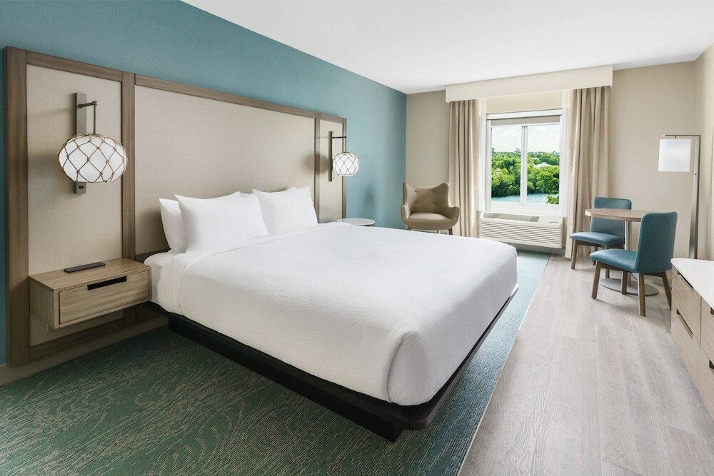 Фото Fairfield Inn & Suites by Marriott Marathon Florida Keys