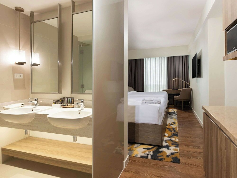 Фото Novotel Suites Manila at Acqua