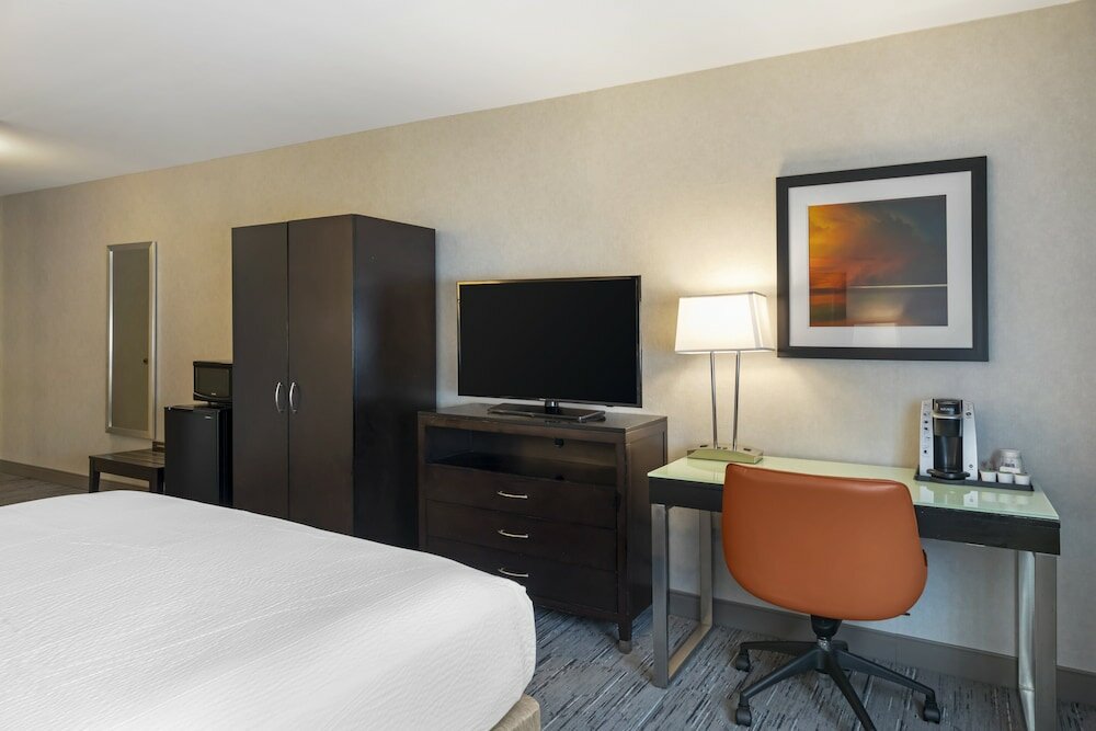 Фото Holiday Inn Express Colton-Riverside North, an Ihg Hotel