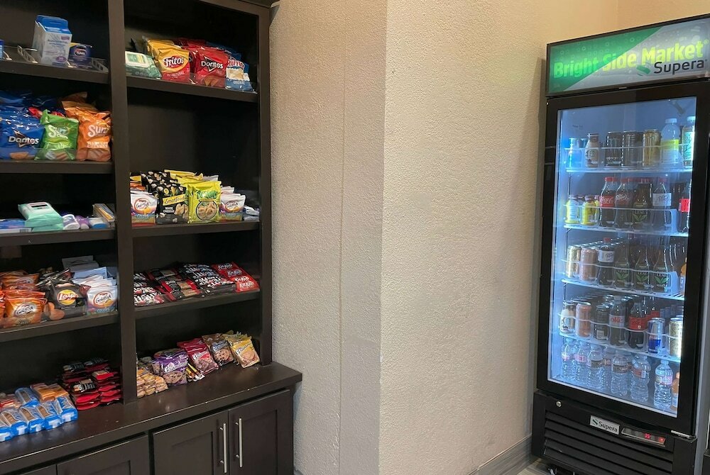 Фото La Quinta Inn & Suites by Wyndham Waxahachie