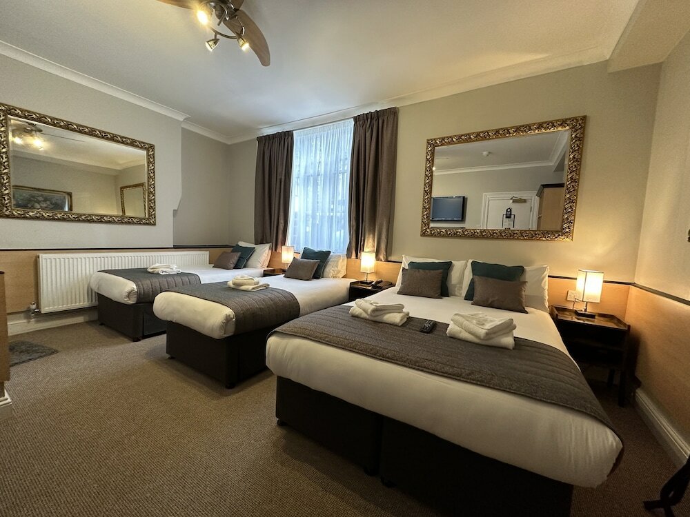 Фото Tudor Court Hotel