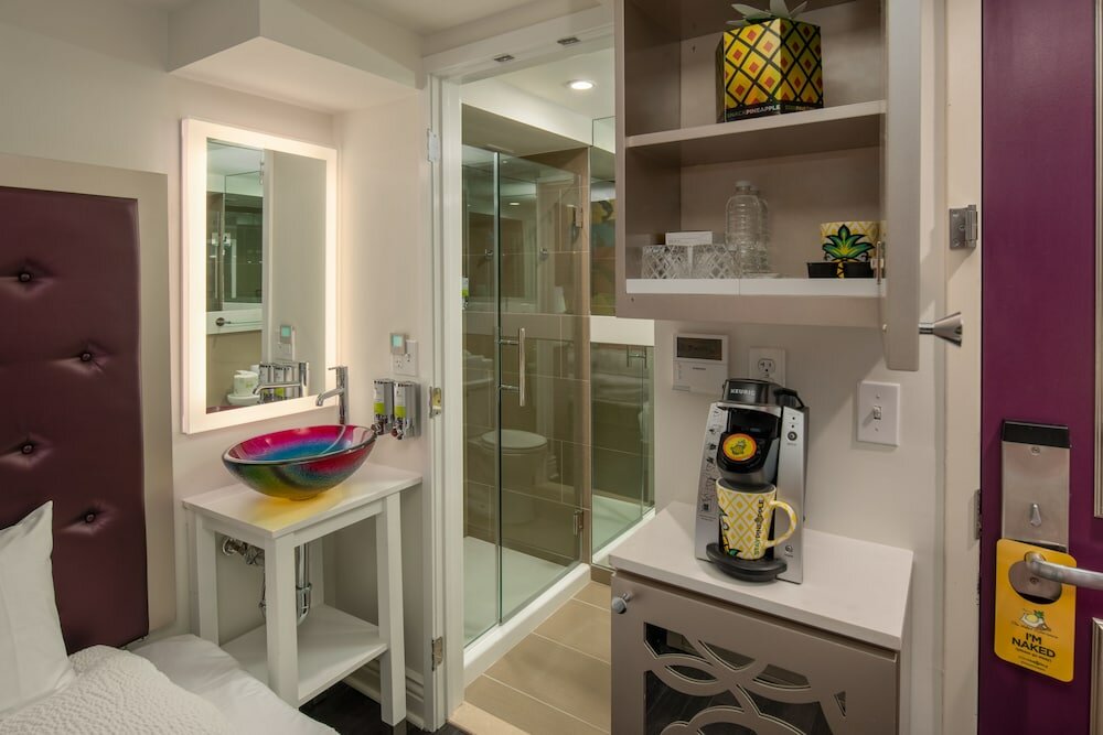 Фото Staypineapple, An Artful Hotel