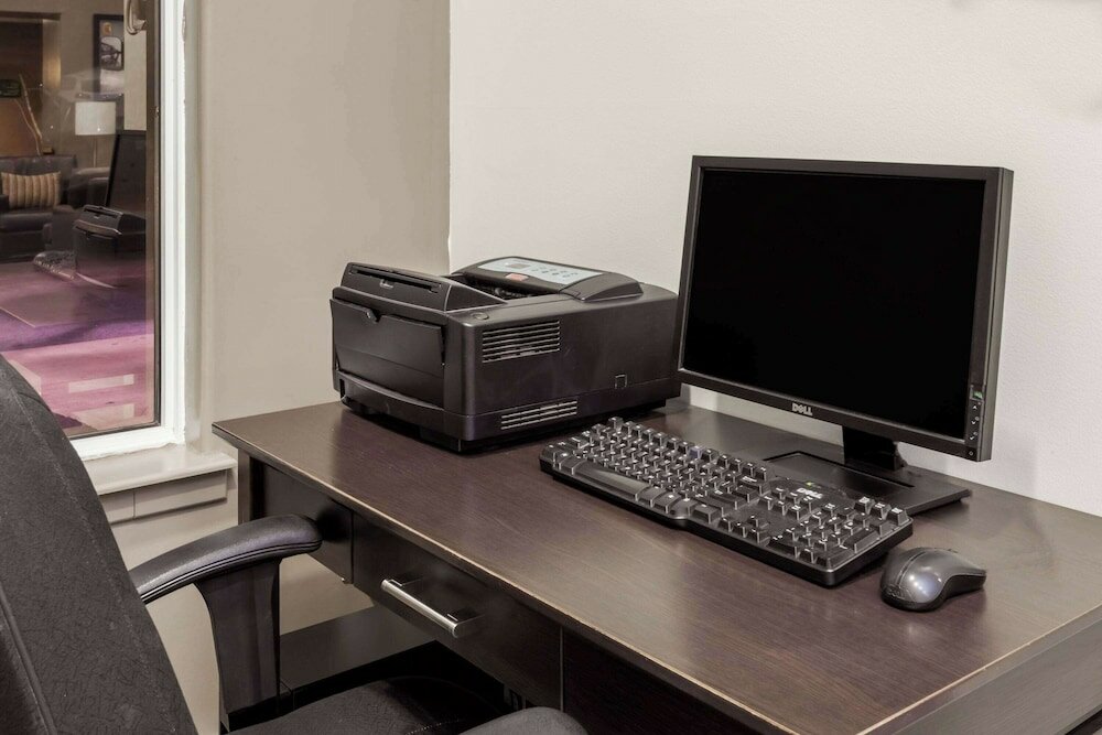 Фото Super 8 by Wyndham Peterborough