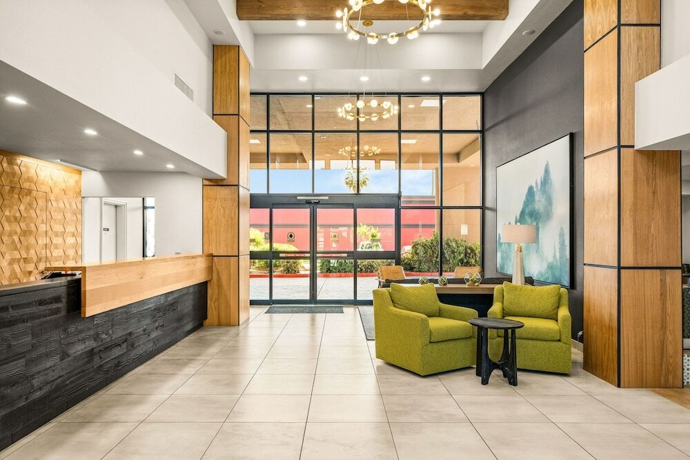 Фото Oxford Suites Redding