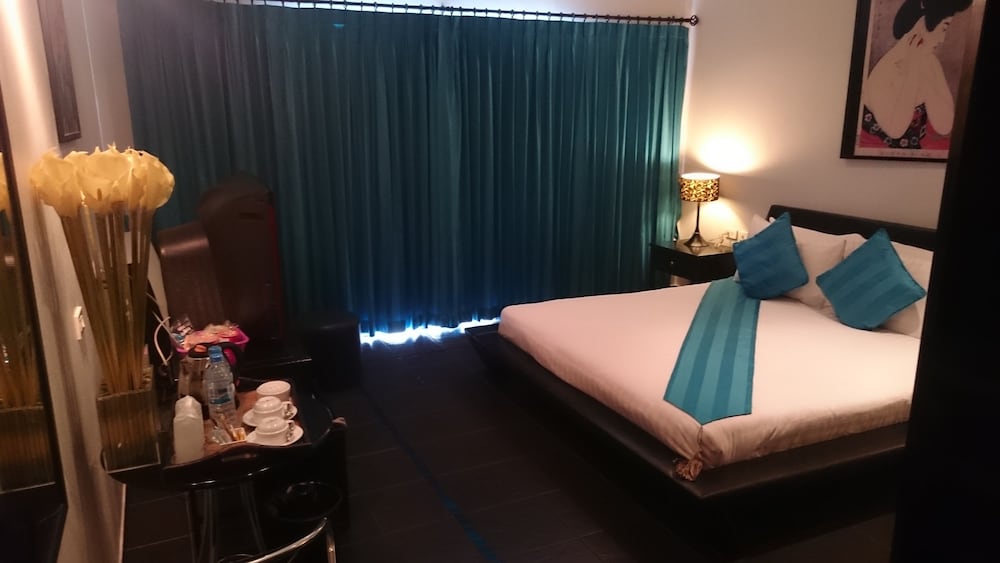 Фото The Venue Residence and Cabaret Show Bar