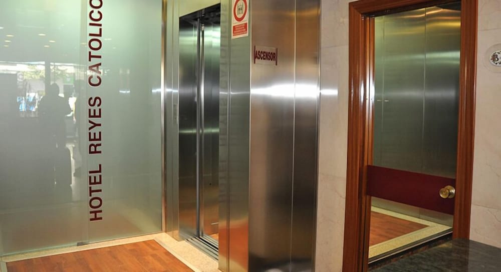 Фото Hotel Reyes Catolicos