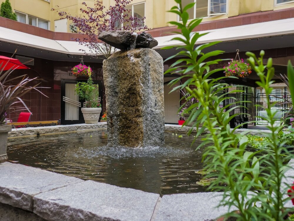 Фото Harrison Lake Hotel