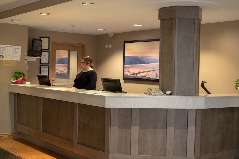 Фото Harrison Lake Hotel