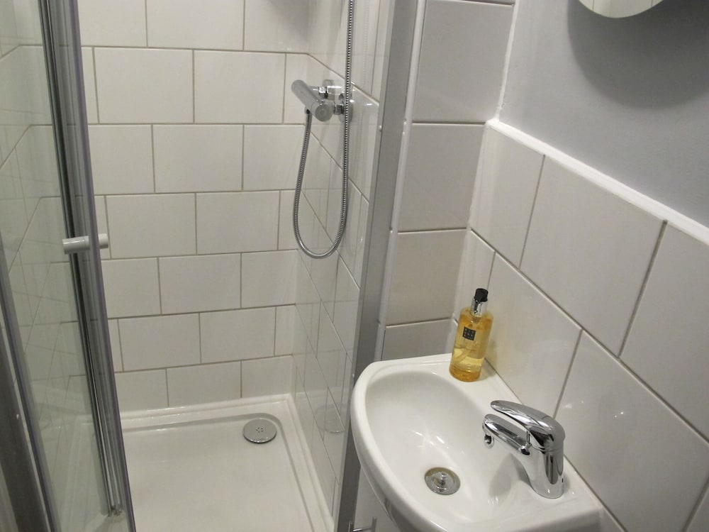 Фото Stone's Throw Guesthouse