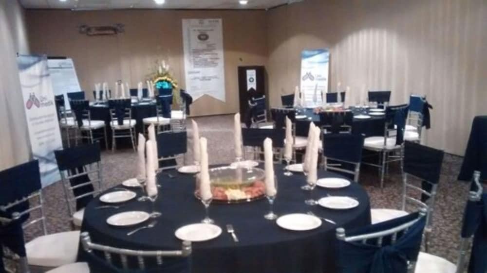 Фото Hotel El Camino Inn & Suites