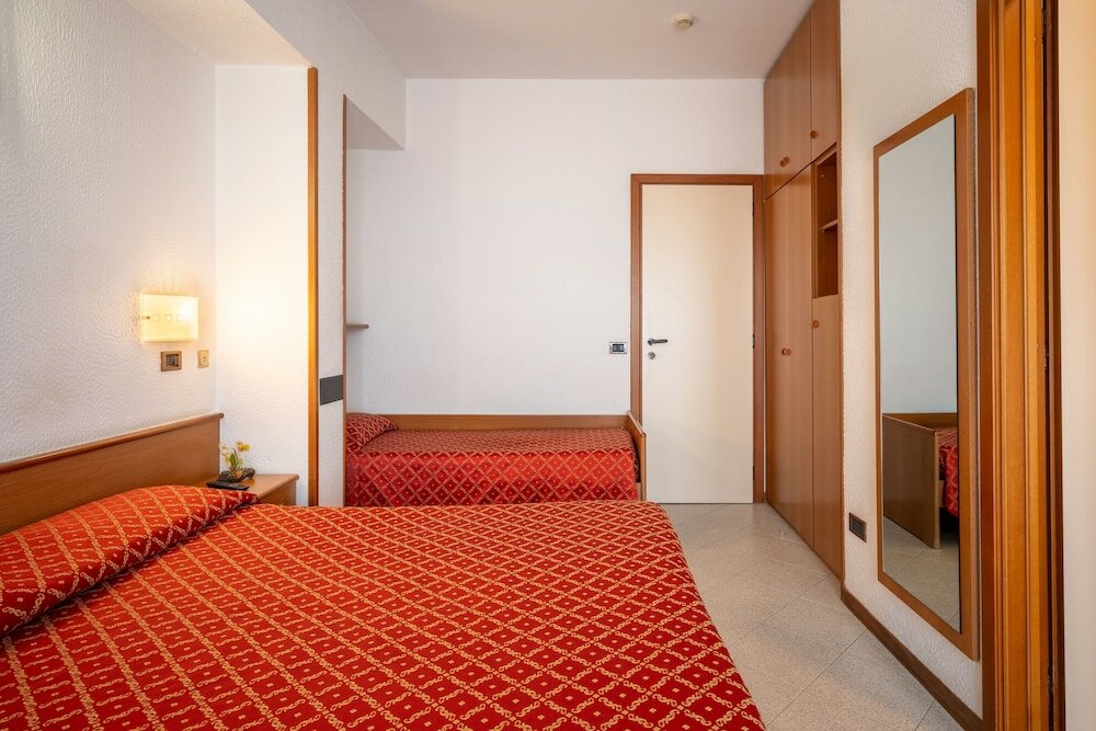 Фото Hotel Careni Villa Italia