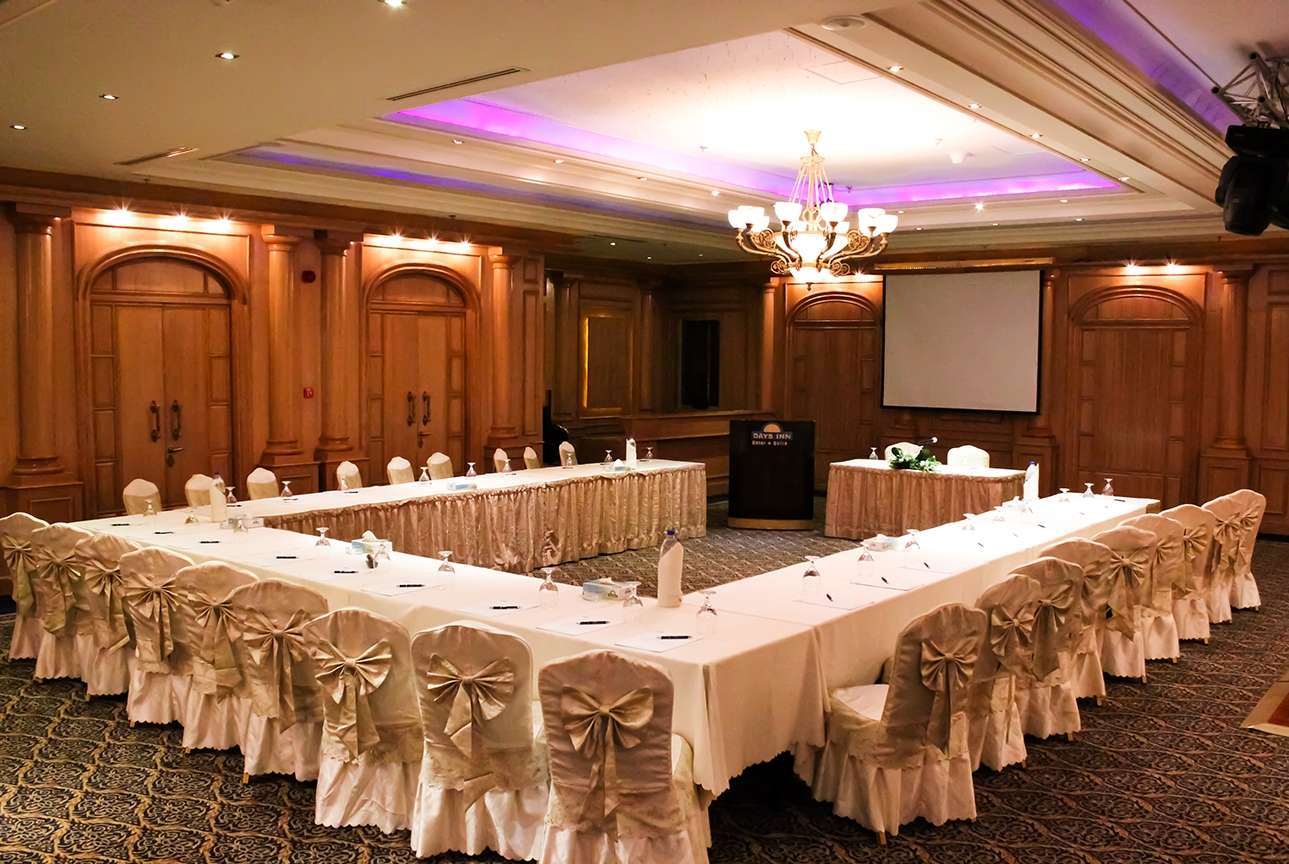 Фото Days Inn by Wyndham Hotel Suites Amman