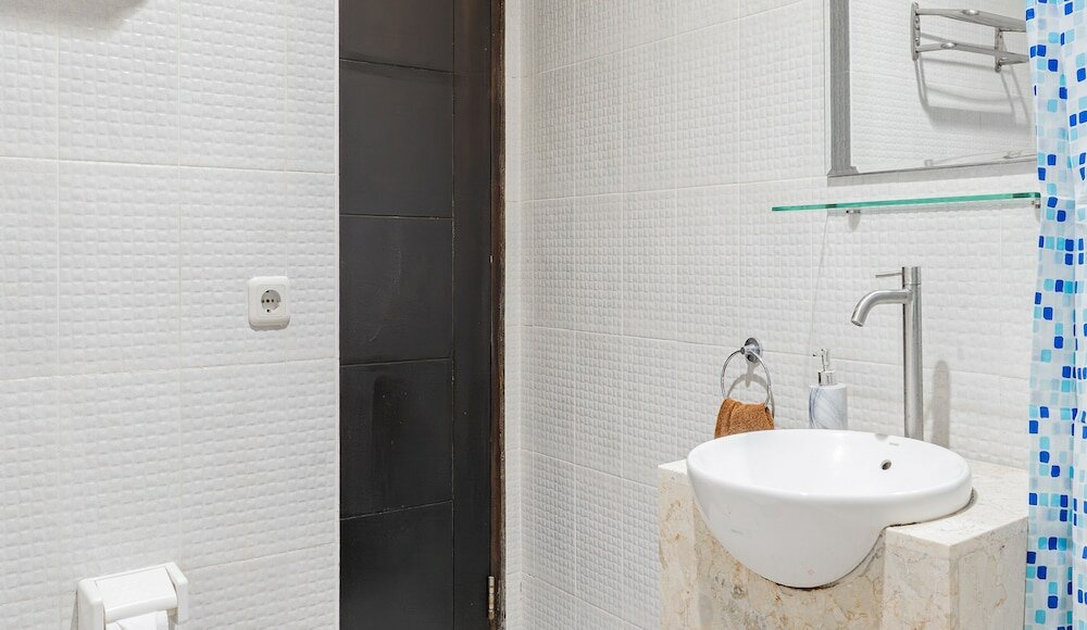 Фото Kuta Airport Insta Hotel