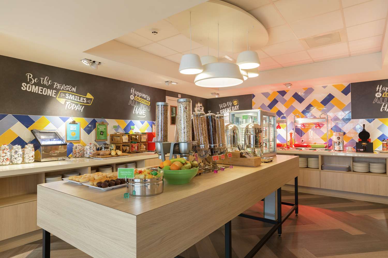 Фото Hampton by Hilton Antwerp Central Station