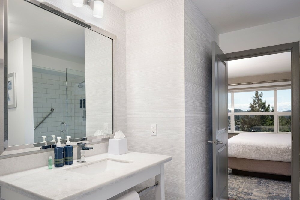 Фото Four Points by Sheraton Victoria Gateway