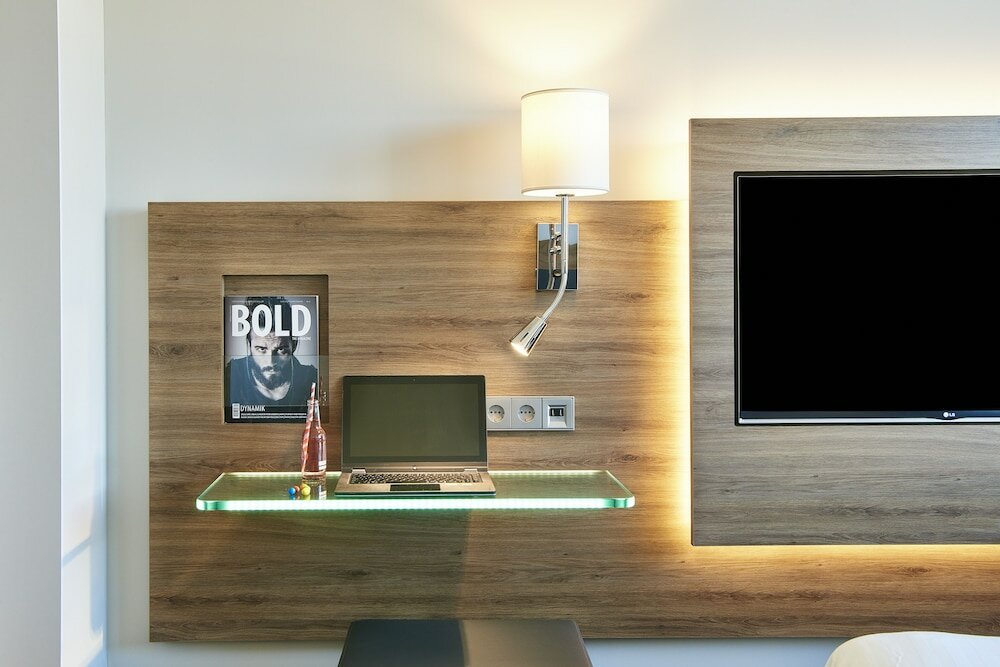 Фото Moxy Southampton